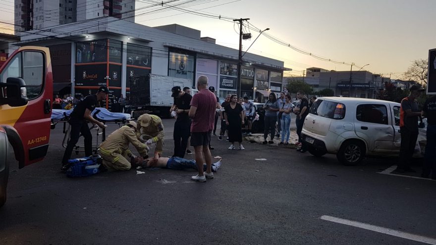Jovem de 19 anos fica ferido em forte colisão no Centro