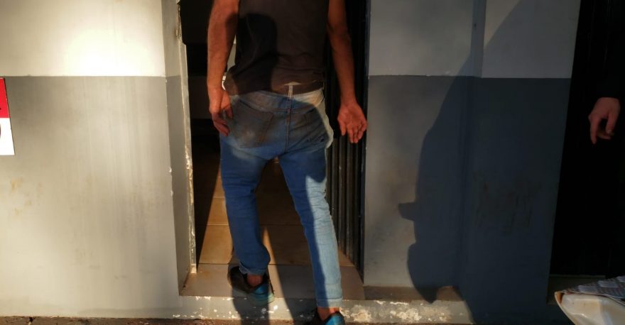Homem confunde trabalho de promotor e o agride em supermercado