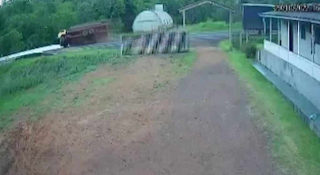 Veja momento em que caminhão tomba na PR-180