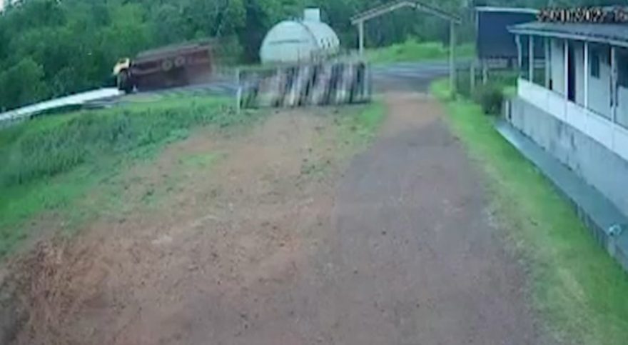 Veja momento em que caminhão tomba na PR-180