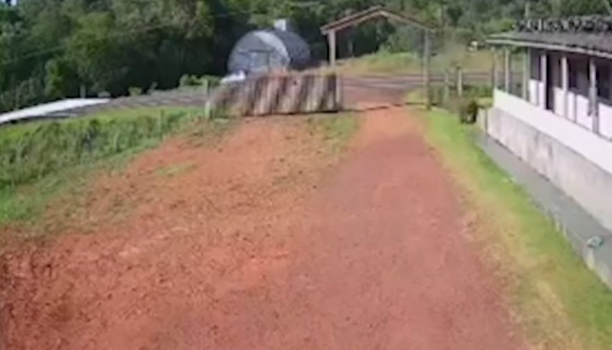 Carro se perde na via e sai da pista na PR-180; veja