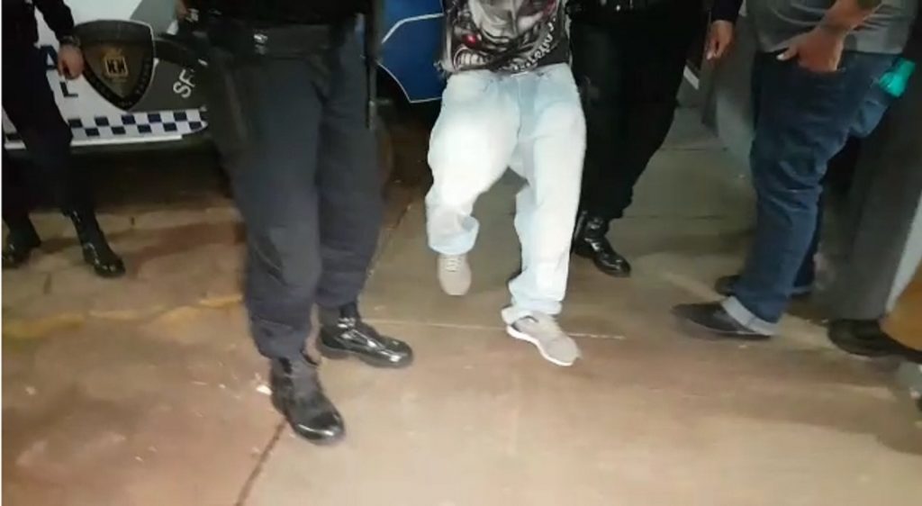 Homem é detido por desacato ao ser abordado na Praça da Bíblia