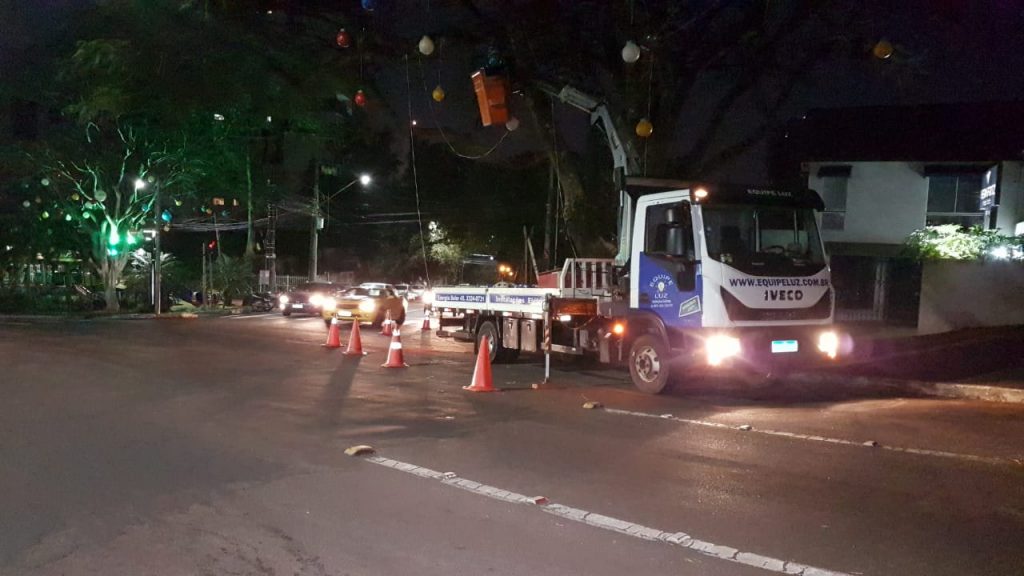 Semáforo na Rua Minas Gerais apresentou falha; decoração natalina é instalada no local