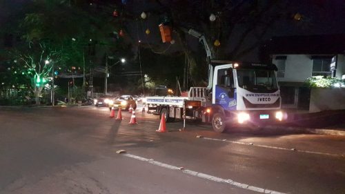Semáforo na Rua Minas Gerais apresentou falha; decoração natalina é instalada no local Imagem referente a Semáforo na Rua Minas Gerais apresentou falha; decoração natalina é instalada no local