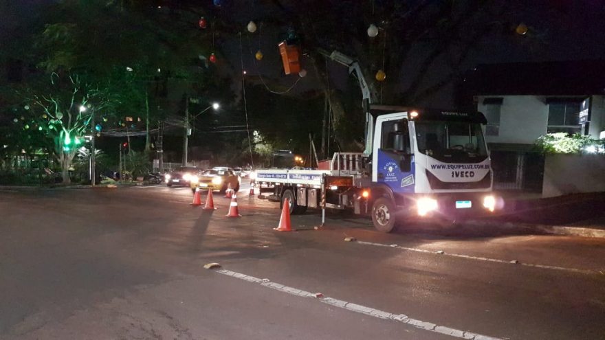 Semáforo na Rua Minas Gerais apresentou falha; decoração natalina é instalada no local