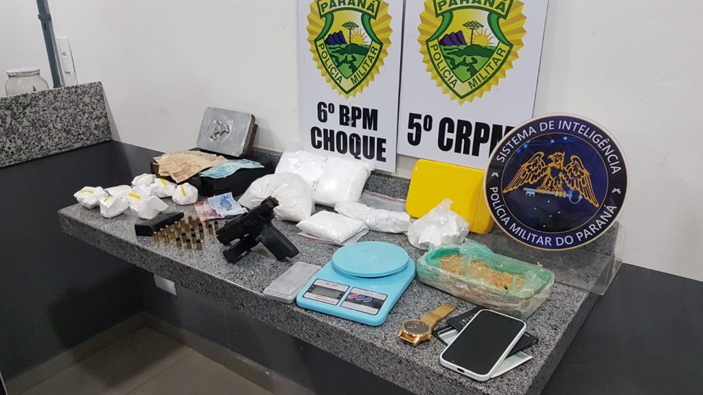Polícia estoura ponto de refinaria de cocaína e faz apreensão de drogas, arma e veículo em Cascavel; duas pessoas foram detidas