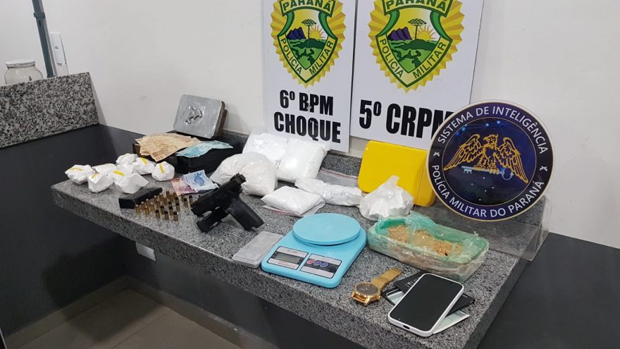 Polícia estoura ponto de refinaria de cocaína e faz apreensão de drogas, arma e veículo em Cascavel; duas pessoas foram detidas