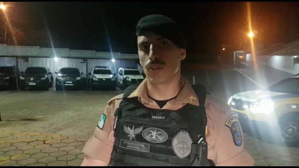Tenente Joeckel dá detalhes da ação que resultou na prisão de duas pessoas e fechamento de refinaria de drogas em Cascavel