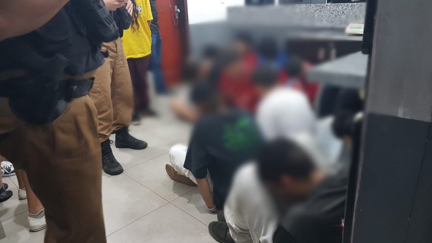 Tabacaria é lacrada no Cataratas após mais de 20 menores serem encontrados consumindo bebidas no local