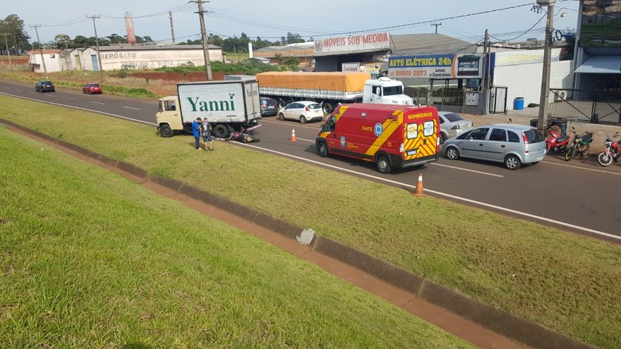 Homem sofre escoriações após colidir contra a traseira de caminhão na BR-467