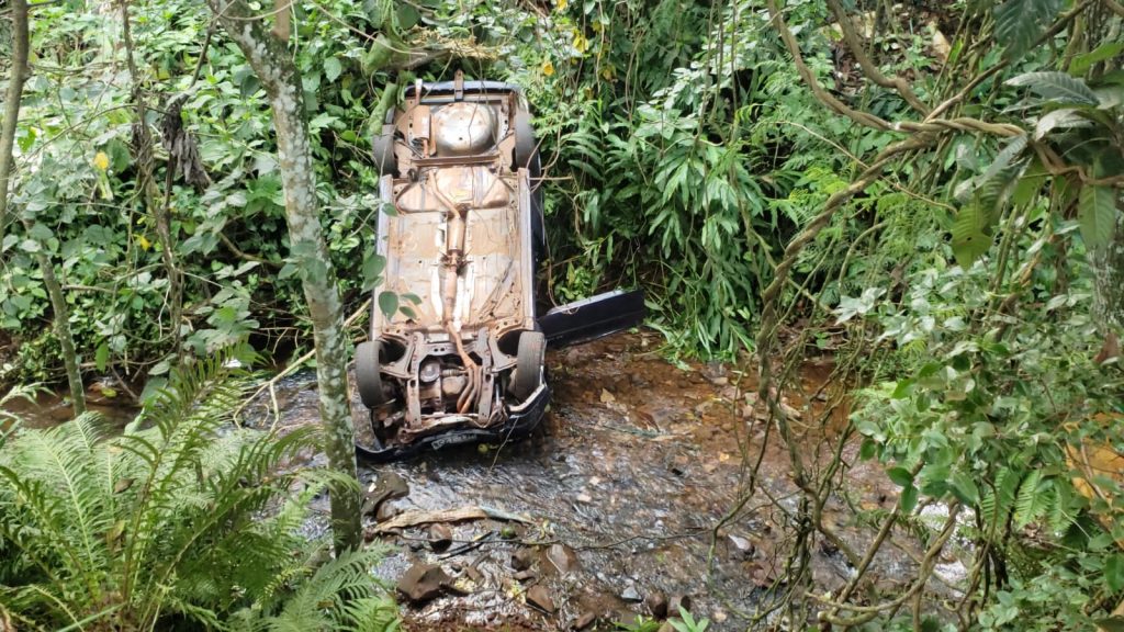 Vectra despenca mais de seis metros em ribanceira e vítima precisa ser resgatada pelo Corpo de Bombeiros, no Bairro Cataratas