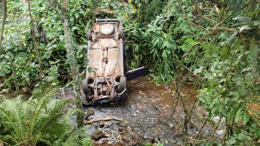 Vectra despenca mais de seis metros em ribanceira e vítima precisa ser resgatada pelo Corpo de Bombeiros, no Bairro Cataratas
