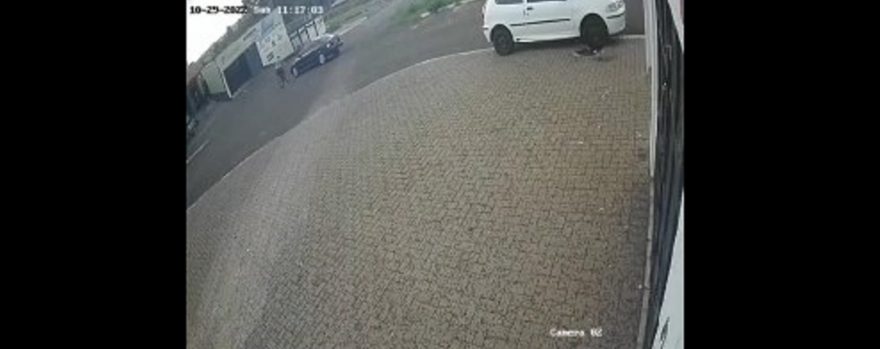 Veja o momento em que ciclista é atingido por veículo na Rua Europa