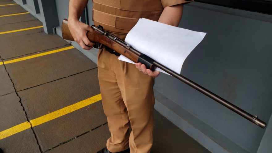 Homem é detido após ameaçar com espingarda a irmã e o cunhado que teriam cobrado uma dívida