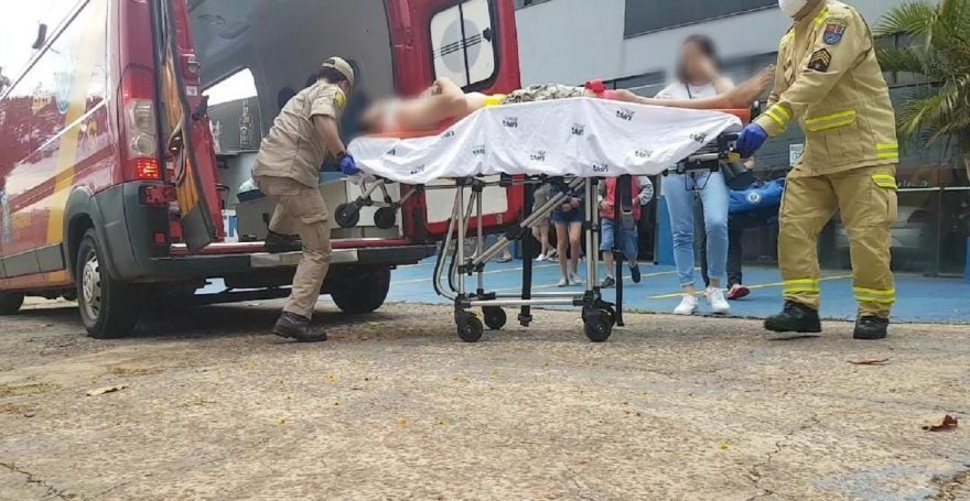 Rapaz fica ferido ao sofrer queda de telhado em residência no Centro