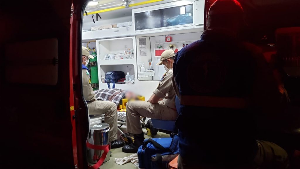 Homem caído em via pública é socorrido pelo Siate, no Universitário