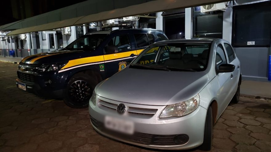 PRF recupera veículo Gol furtado e encaminha casal à delegacia de Cascavel