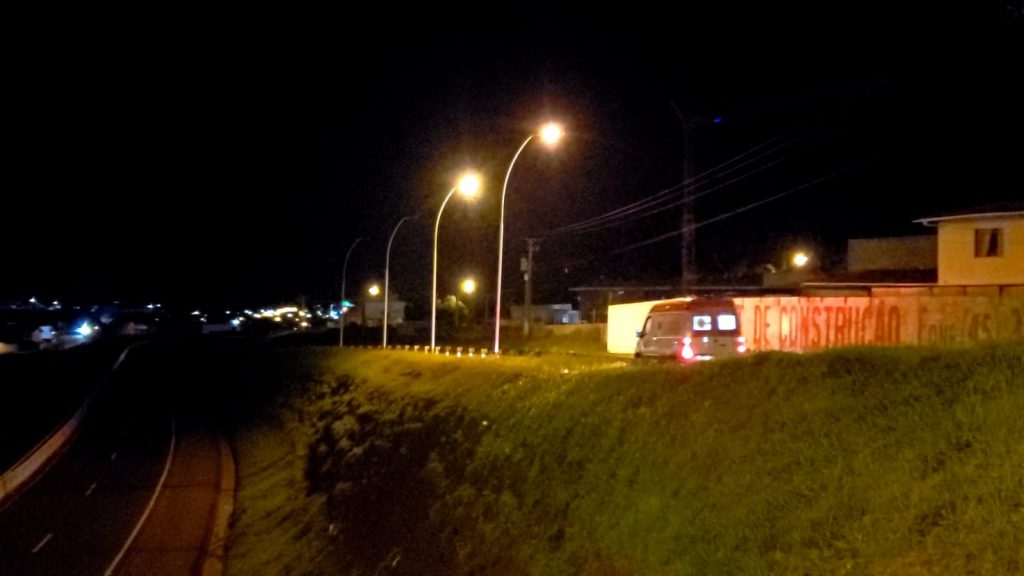 Pessoa em risco é atendida pelo Samu no viaduto da PR-486, próximo ao Ceasa