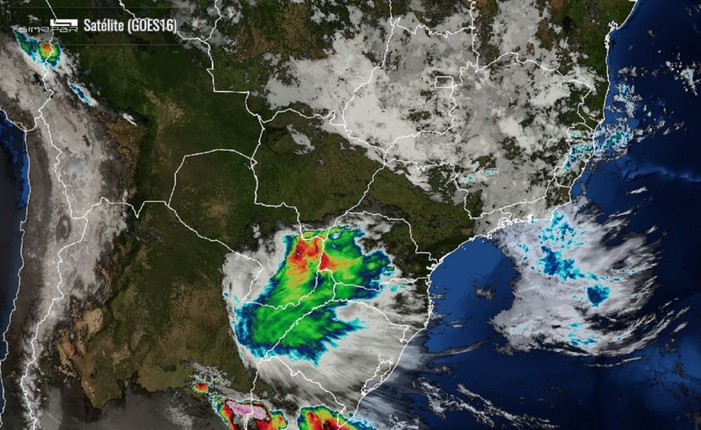 Dia de exercer a democracia de guarda-chuva; clima fica instável neste domingo e há alerta de chuvas intensas