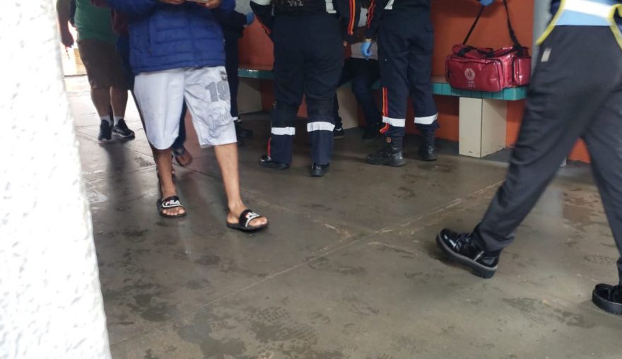 Eleitor passa mal em colégio no Santa Cruz e precisa de atendimento do Samu