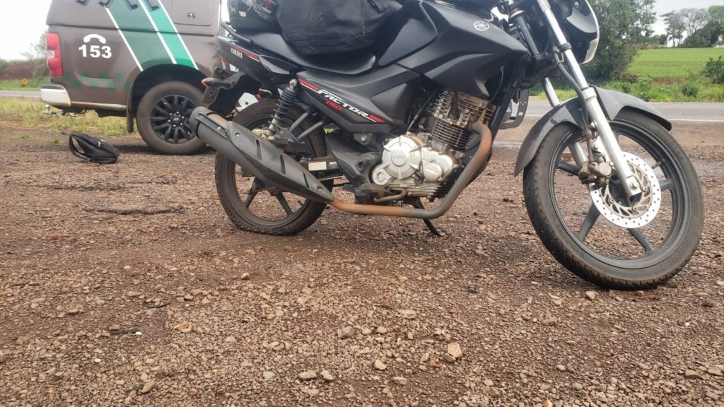 Pneu de motocicleta fura e causa acidente na BR-467, em Cascavel