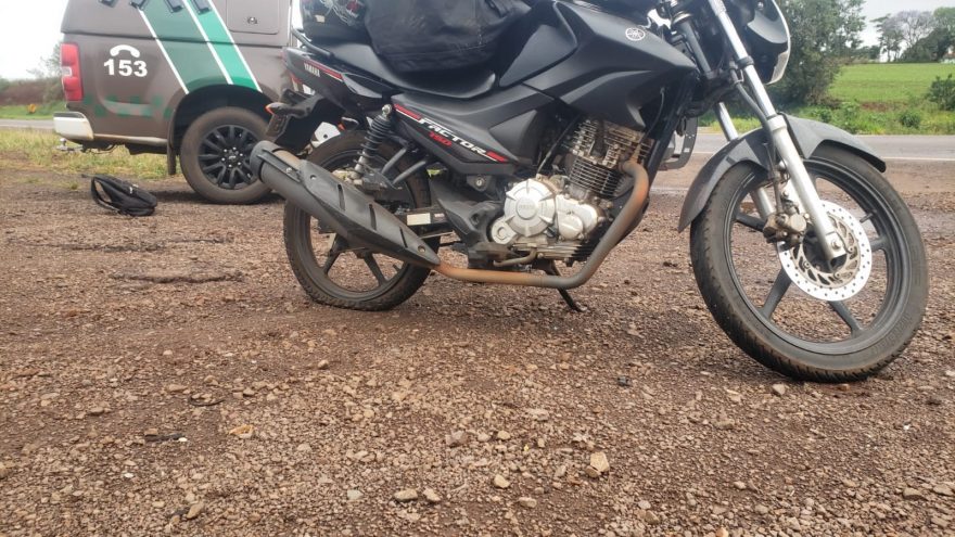 Pneu de motocicleta fura e causa acidente na BR-467, em Cascavel