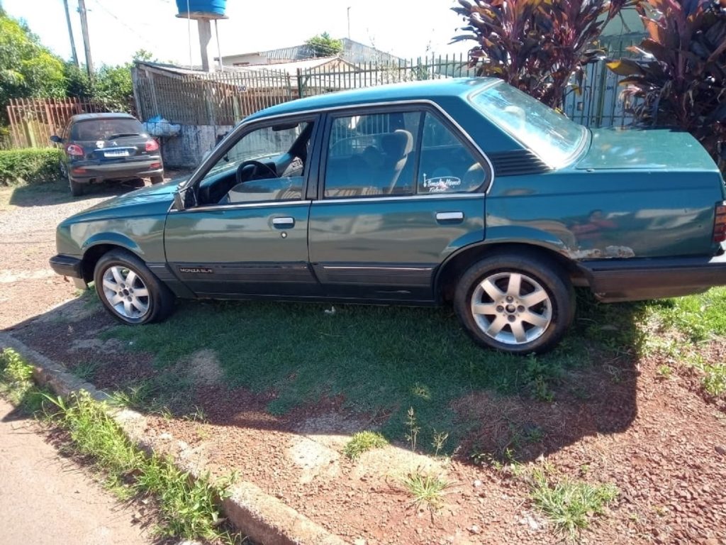 Monza com placas JNJ-2024 foi furtado no Bairro Santo Onofre