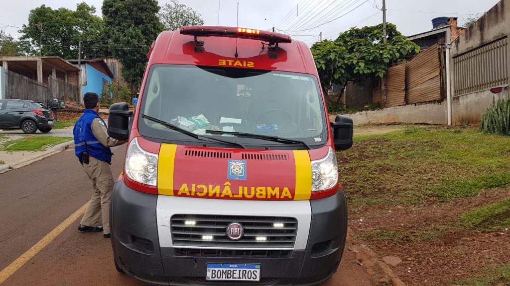 Socorristas atendem idosa que se engasgou com um pedaço de carne