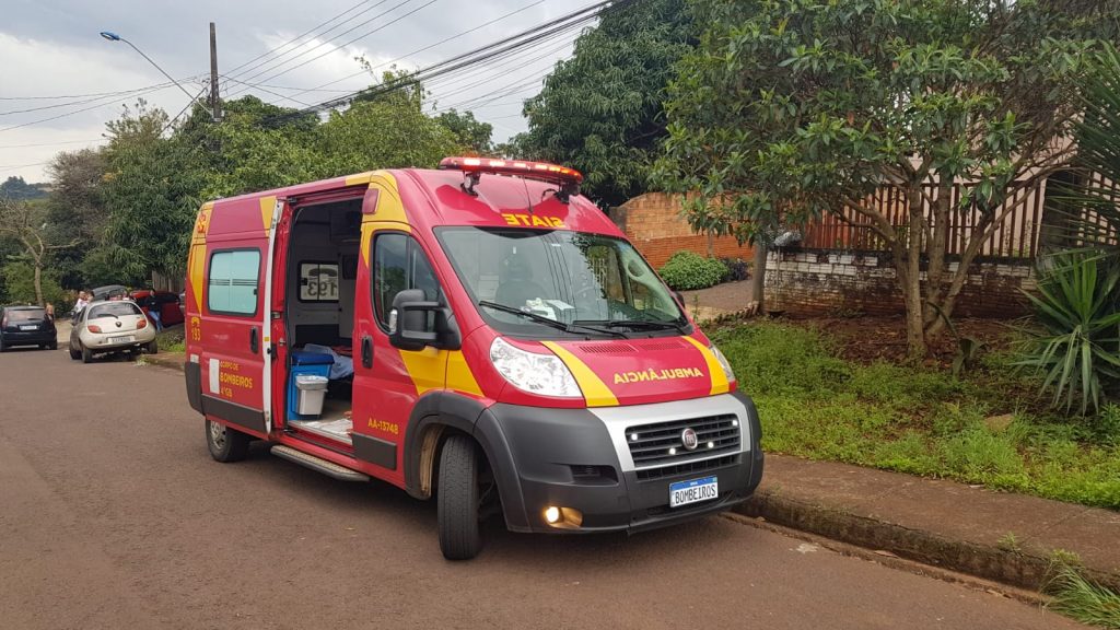 Jovem cai de degrau e fica ferida