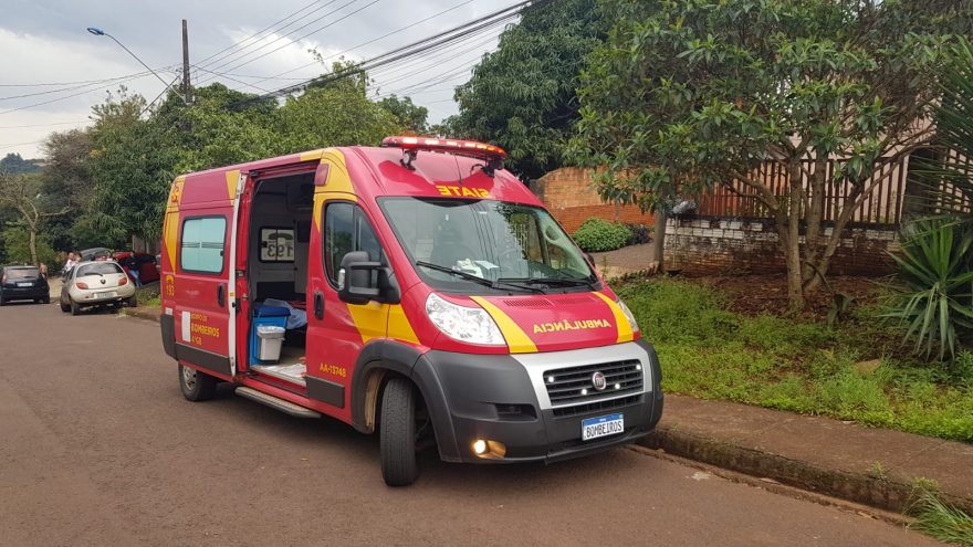 Jovem cai de degrau e fica ferida