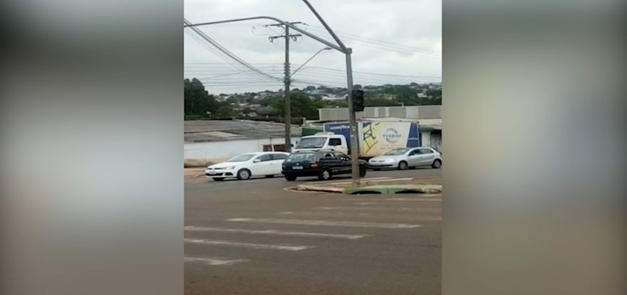 Atenção condutor: Semáforo na Rua Ipanema está com luz vermelha sem funcionar