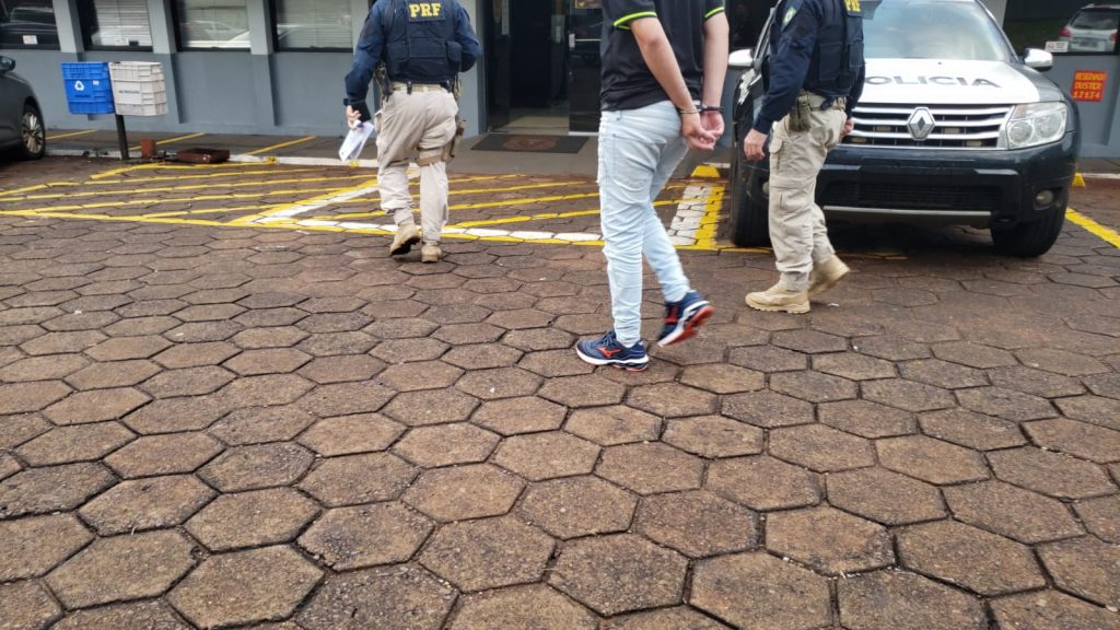 Jovem conduzindo veículo com registro de furto é detido pela PRF