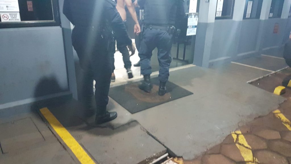 Homem de 53 anos é detido por violência doméstica contra a mãe