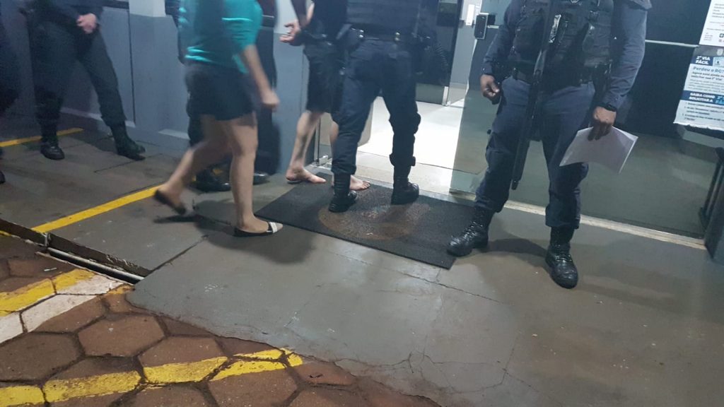 Homem agride mulher por discussão política no Brasília e acaba detido