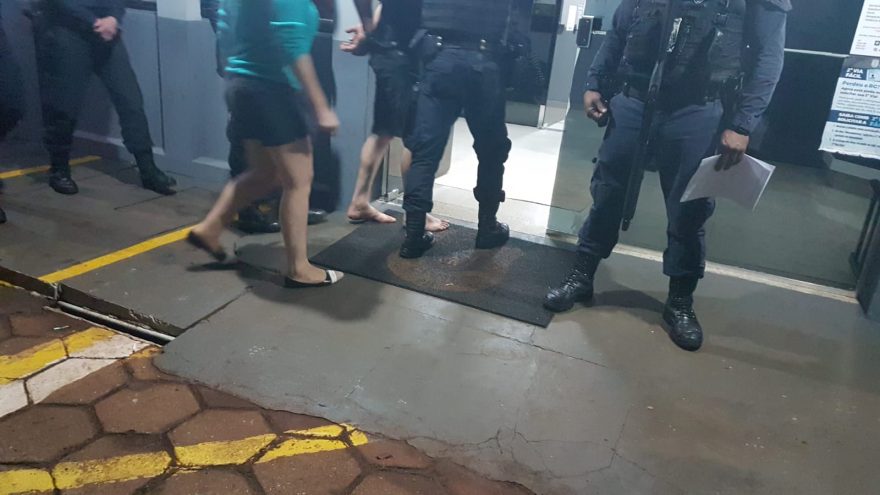 Homem agride mulher por discussão política no Brasília e acaba detido
