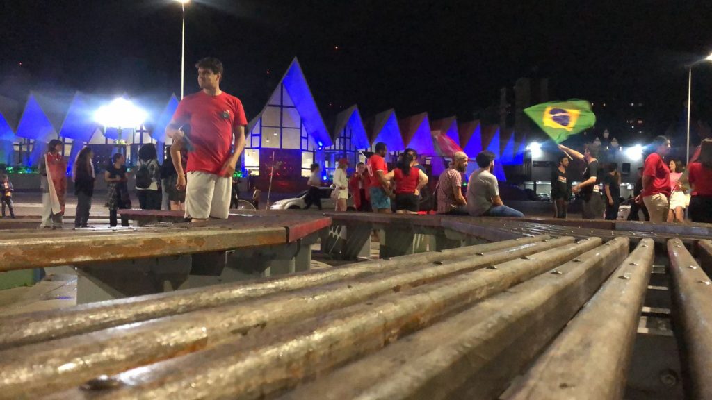 Cascavelenses comemoram vitória de Lula no Calçadão