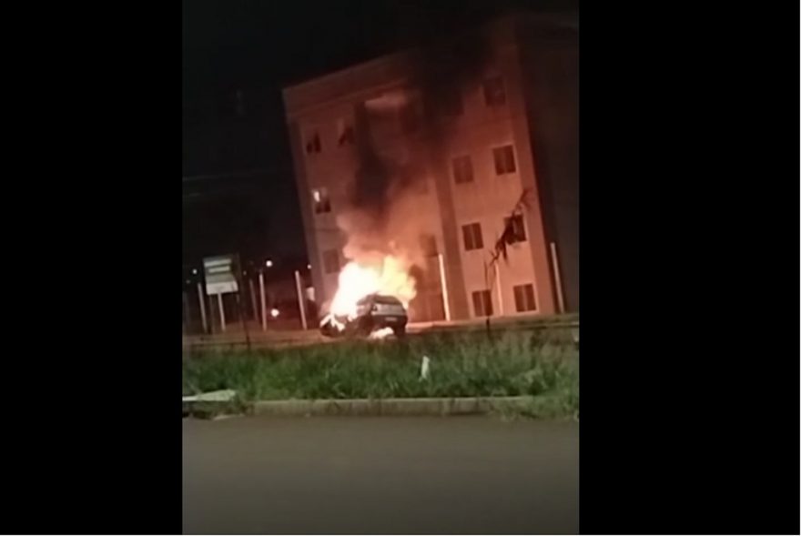 Veículo fica destruído ao ser consumido por fogo no Riviera