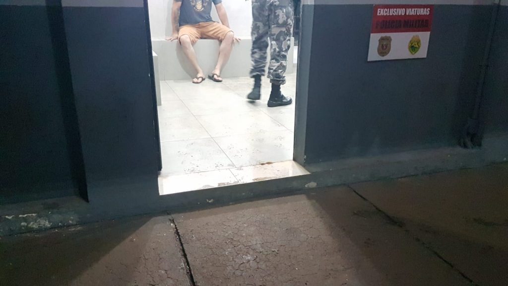 Homem que estaria apontando simulacro no Centro é detido pela PM