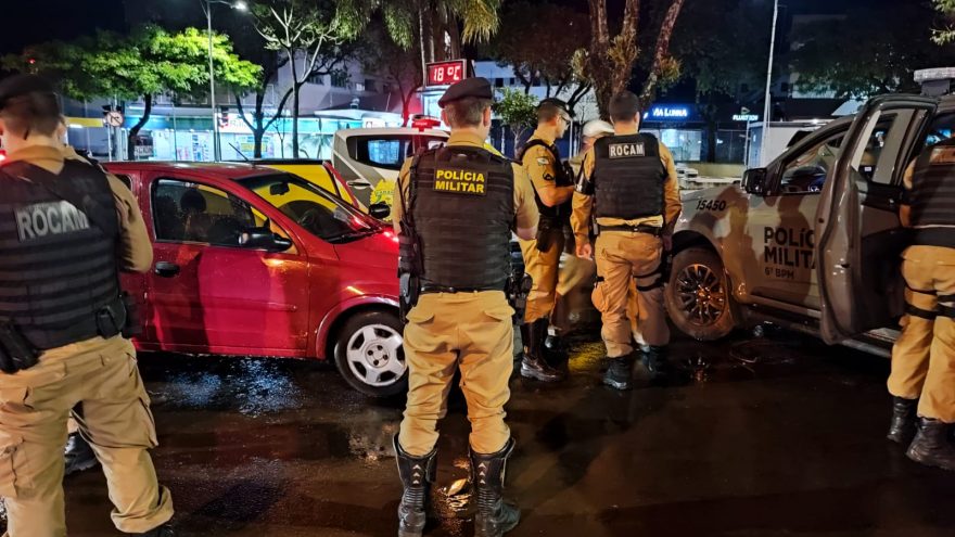 Condutor colide em viatura da PM que fechava via para proteger eleitores na Av. Brasil