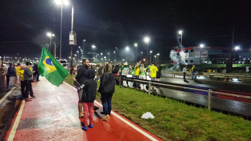 Grupo de pessoas fecha o Trevo Cataratas durante manifestação contra resultado das eleições