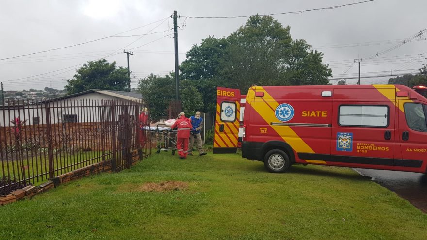 Idosa de 76 anos fica ferida após cair e bater a cabeça em residência no Bairro Brasília