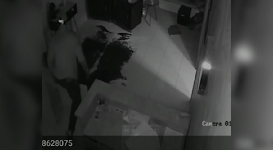 Arrombamento que terminou com briga entre ladrões e um deles esfaqueado é flagrado por câmera