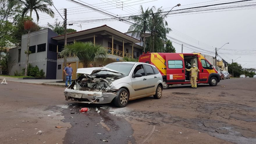 Frente de automóvel fica destruída após colisão com caminhonete; Idosa precisa ser socorrida pelo Siate