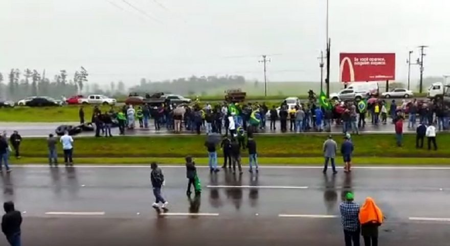 Manifestantes bloqueiam trecho da BR-277 em Medianeira