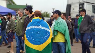 Apoiadores do atual Presidente Bolsonaro fazem manifestação e fecham a BR-277 em Cascavel