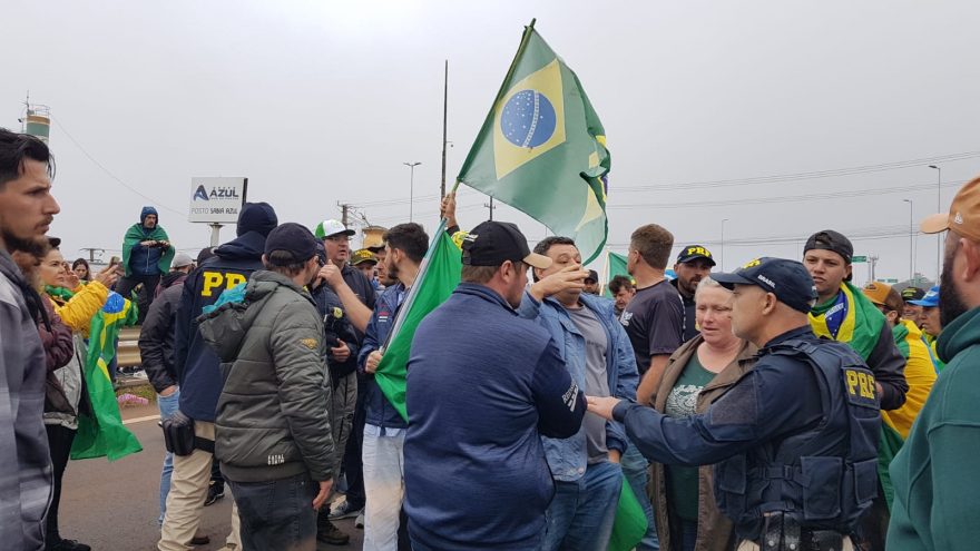 PRF tenta acalmar ânimo dos manifestantes na BR-277