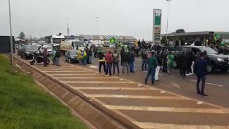 Motorista apressadinho quase atropela manifestantes na BR-277