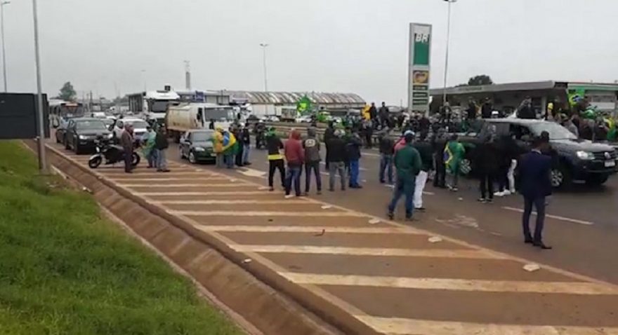 Motorista apressadinho quase atropela manifestantes na BR-277