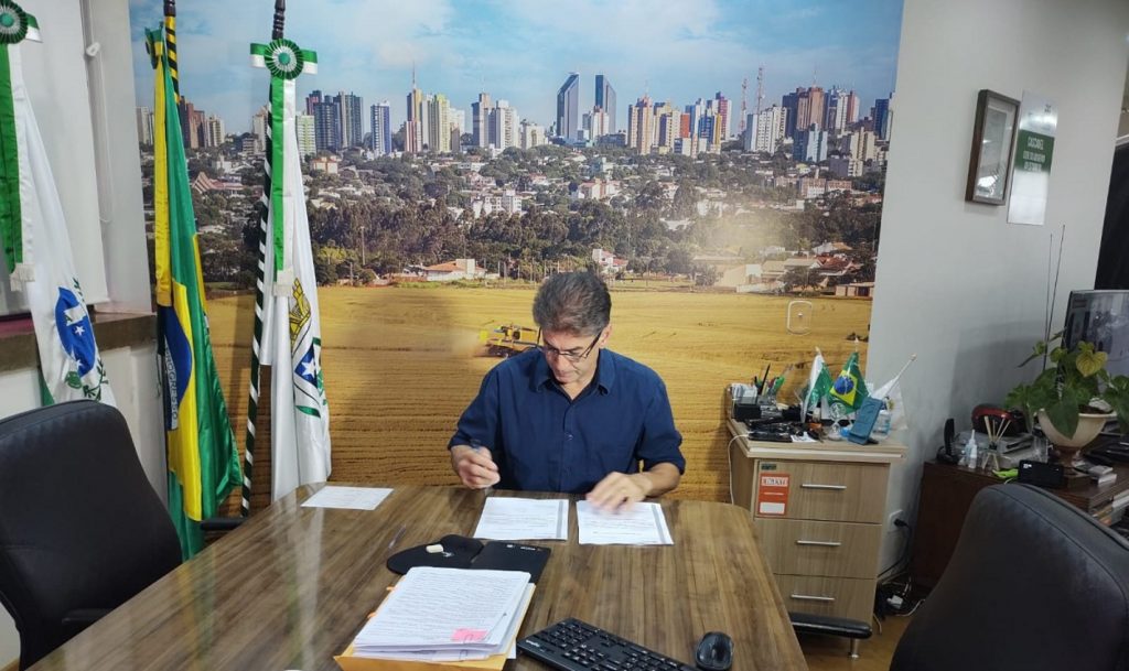 Em diálogo com o Legislativo, prefeito Paranhos veta projetos do 13º salário e aumento de vereadores