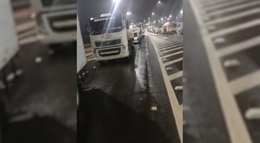 Caminhoneiros parados na fila se revoltam com bloqueio na BR-277; “estamos aí parado, sem apoio de ninguém, gente com fome”